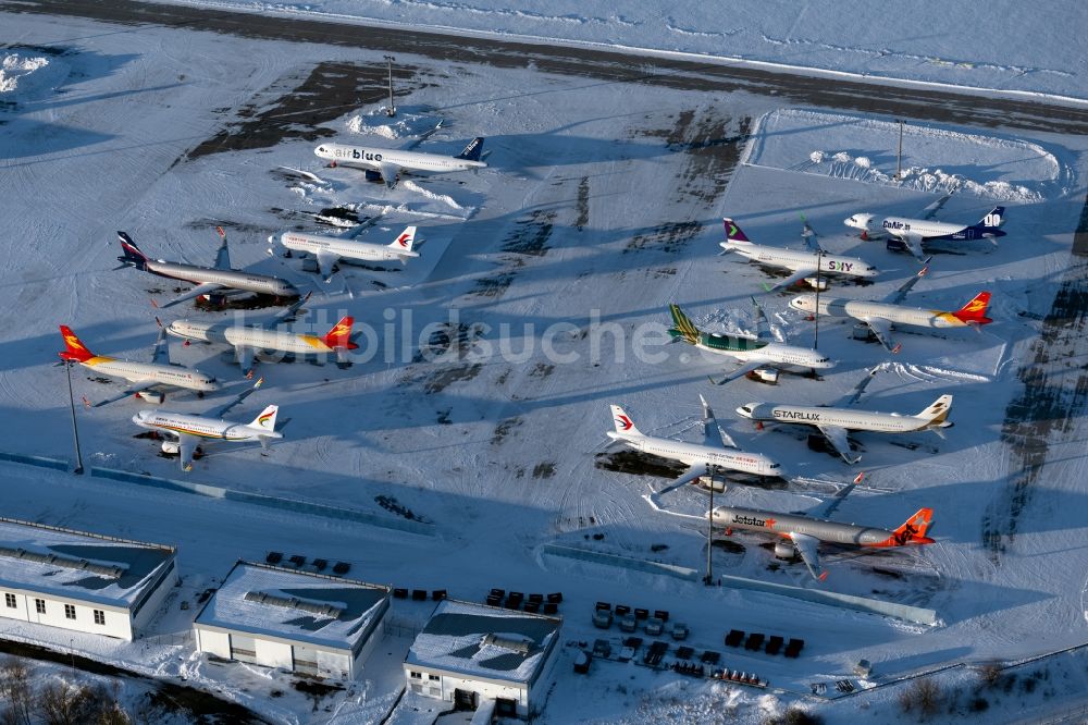 Luftaufnahme Erfurt - Winterluftbild Passagierflugzeuge auf der Parkposition - Abstellfläche auf dem Flughafen in Erfurt im Bundesland Thüringen, Deutschland