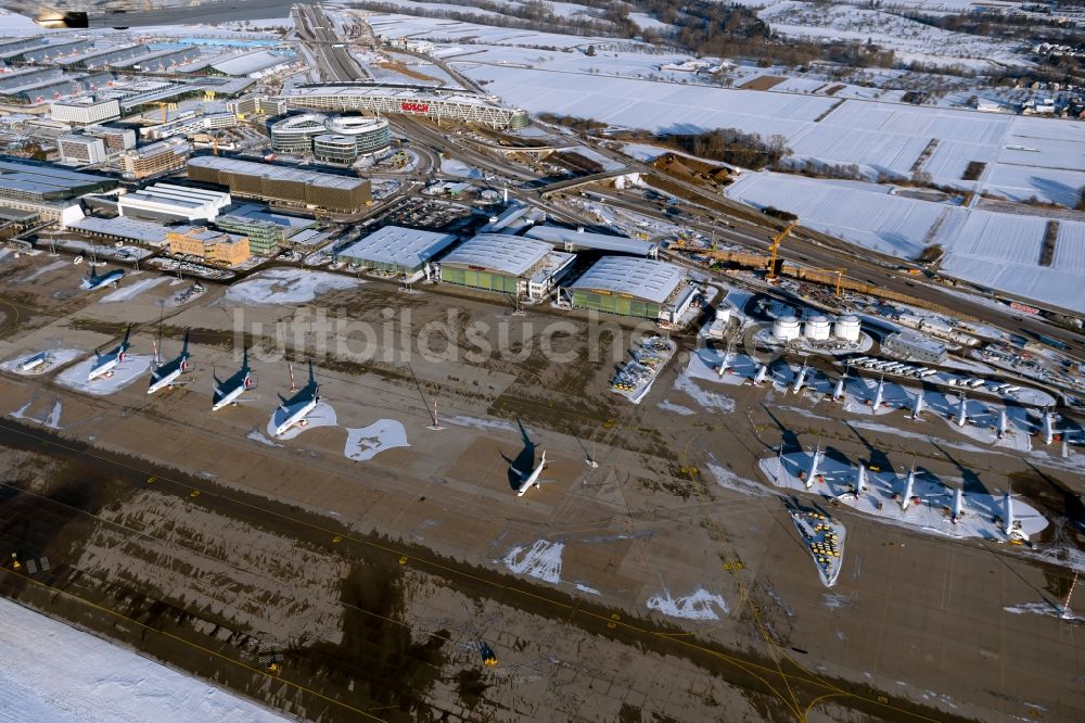 Luftbild Leinfelden-Echterdingen - Winterluftbild Passagierflugzeuge auf der Parkposition - Abstellfläche auf dem Flughafen in Leinfelden-Echterdingen im Bundesland Baden-Württemberg, Deutschland