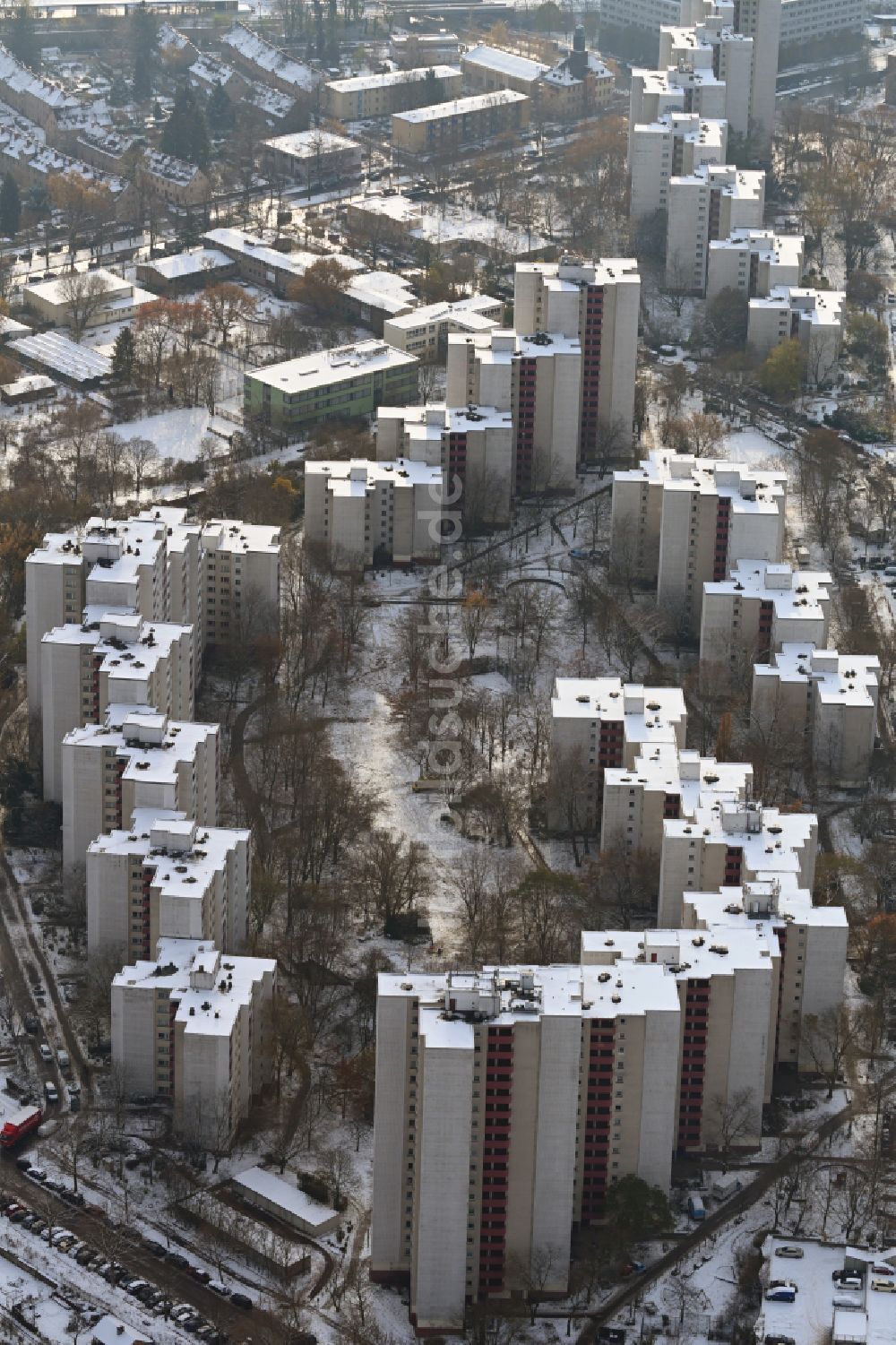 Berlin aus der Vogelperspektive: Winterluftbild Plattenbau- Hochhaus- Wohnsiedlung Dammwegsiedlung - Weiße Siedlung im Ortsteil Neukölln in Berlin, Deutschland