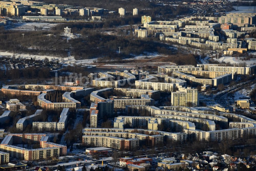 Luftaufnahme Berlin - Winterluftbild Plattenbau- Hochhaus- Wohnsiedlung im Ortsteil Hellersdorf in Berlin