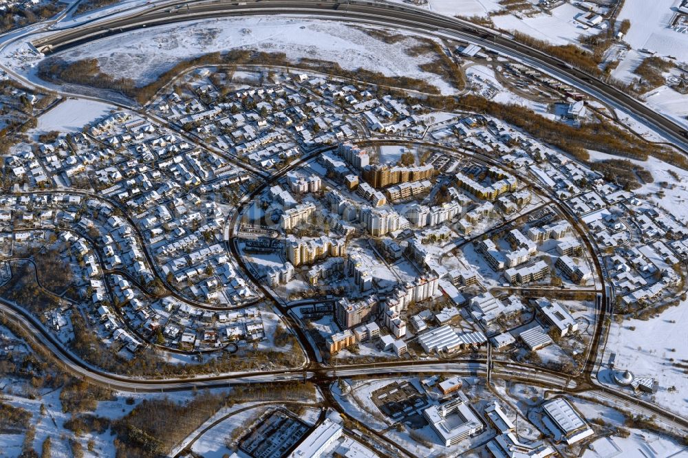 Würzburg von oben - Winterluftbild Plattenbau- Hochhaus- Wohnsiedlung im Ortsteil Heuchelhof in Würzburg im Bundesland Bayern, Deutschland