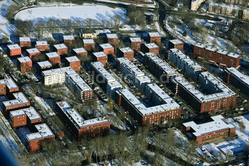 Berlin von oben - Winterluftbild Plattenbau- Hochhaus- Wohnsiedlung in Spandau in Berlin, Deutschland