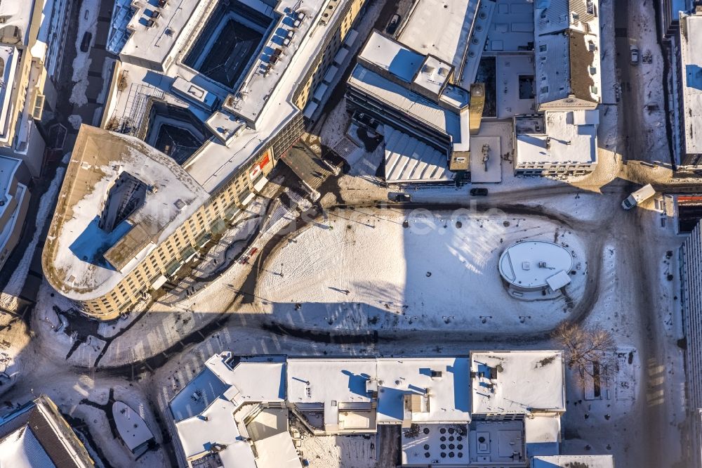 Bochum von oben - Winterluftbild Platz- Ensemble des Dr.-Ruer-Platz in Bochum im Bundesland Nordrhein-Westfalen, Deutschland