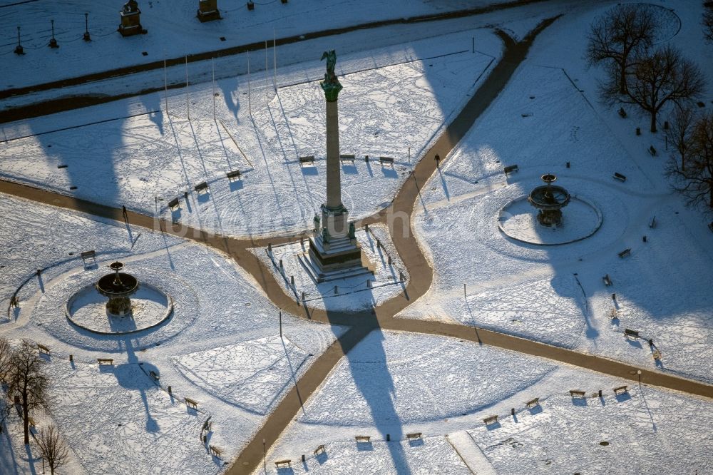 Luftbild Stuttgart - Winterluftbild Platz- Ensemble Schlossplatz in Stuttgart im Bundesland Baden-Württemberg, Deutschland