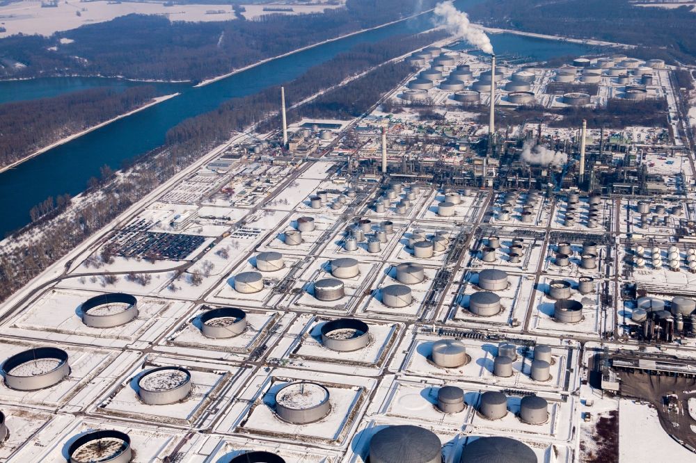 Luftbild Karlsruhe - Winterluftbild Raffinerie- Werksgelände des Mineralölproduzenten Mineralölraffinerie Oberrhein im Ortsteil Knielingen in Karlsruhe im Bundesland Baden-Württemberg, Deutschland