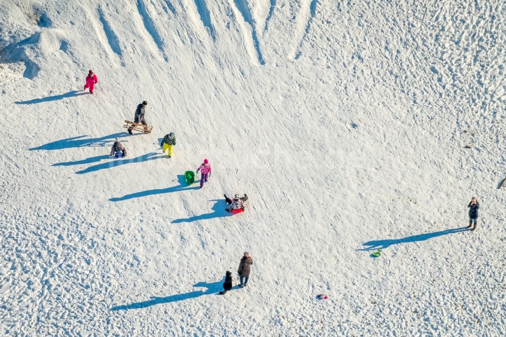 Warstein aus der Vogelperspektive: Winterluftbild vom Rodelberg zwischen Lessingstraße und Gerichtsweg in Warstein im Bundesland Nordrhein-Westfalen