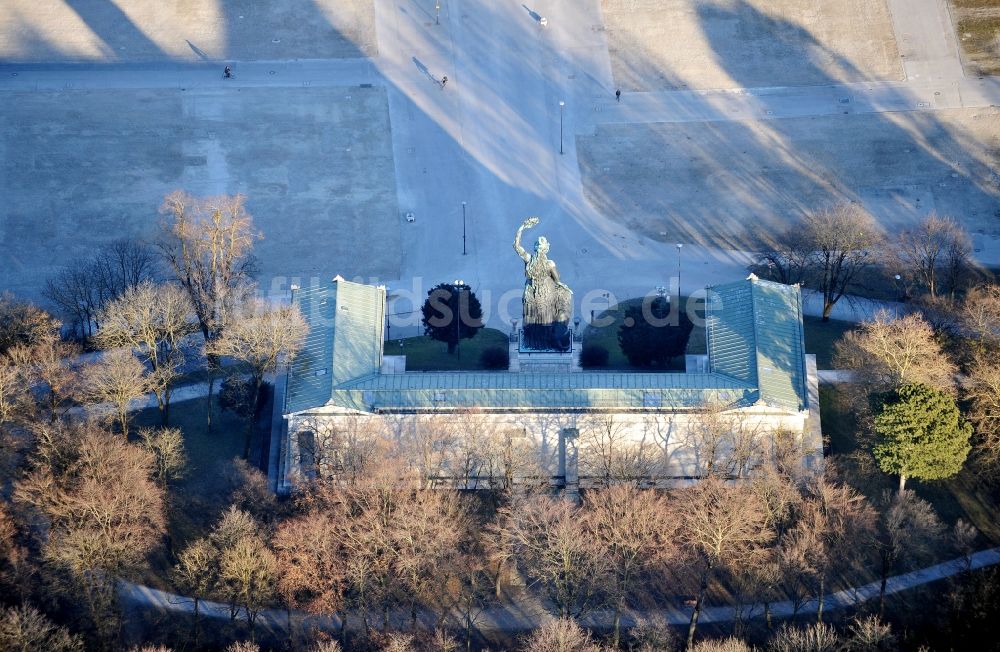 München von oben - Winterluftbild Ruhmeshalle und Bronzestatue Bavaria in München Schwanthalerhöhe im Bundesland Bayern