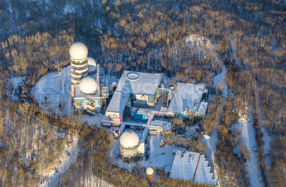 Luftaufnahme Berlin - Winterluftbild Ruine der ehemaligen Militär- Abhör- und Radaranlage auf dem Teufelsberg in Berlin - Charlottenburg