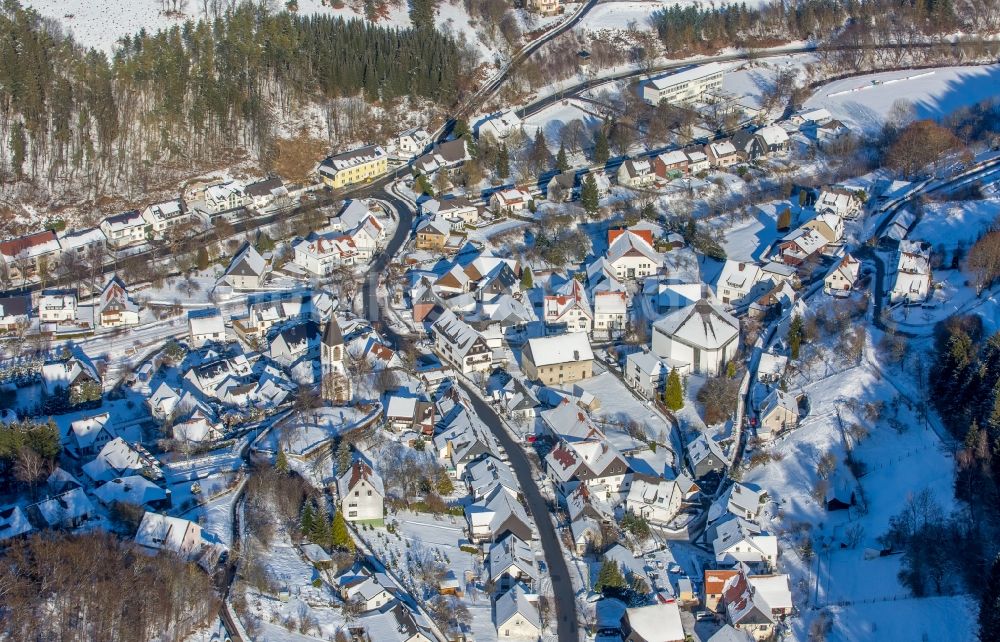 Luftbild Brilon - Winterluftbild Ruine des Kirchengebäude der Kirchturm- Reste am Kirchberg im Ortsteil Messinghausen in Brilon im Bundesland Nordrhein-Westfalen