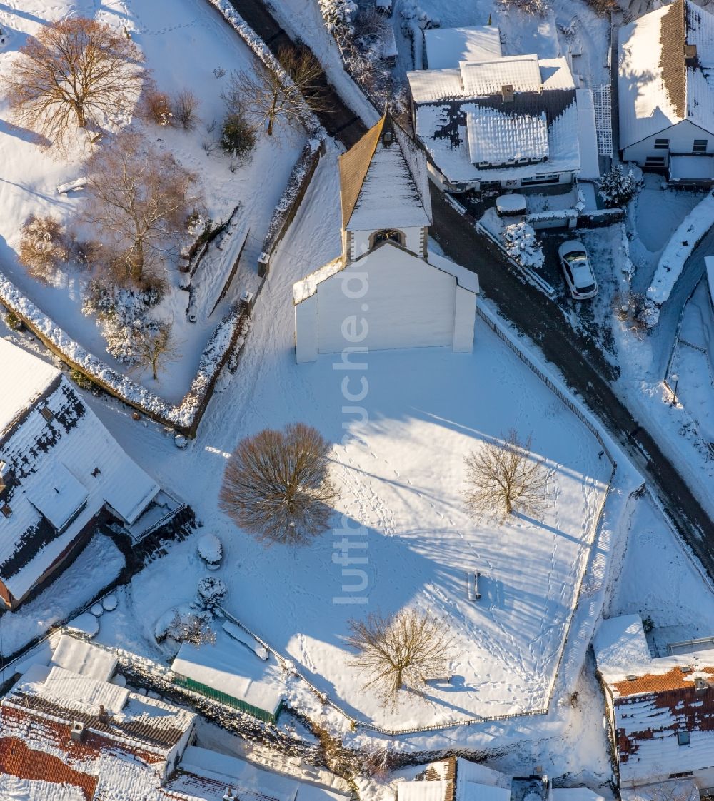 Luftbild Brilon - Winterluftbild Ruine des Kirchengebäude der Kirchturm- Reste am Kirchberg im Ortsteil Messinghausen in Brilon im Bundesland Nordrhein-Westfalen