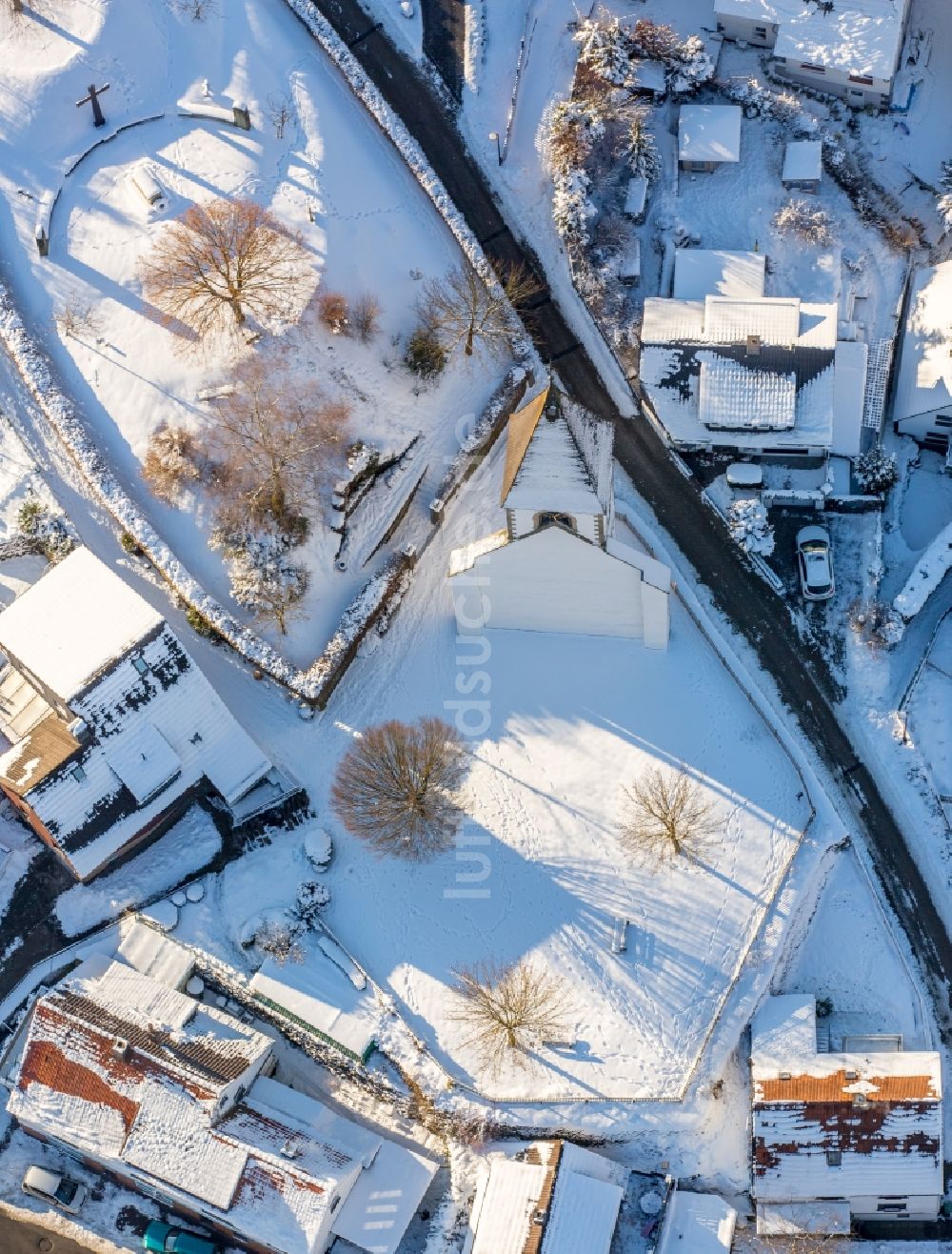 Luftaufnahme Brilon - Winterluftbild Ruine des Kirchengebäude der Kirchturm- Reste am Kirchberg im Ortsteil Messinghausen in Brilon im Bundesland Nordrhein-Westfalen