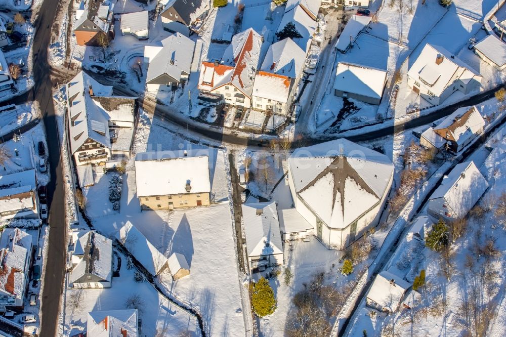 Luftaufnahme Brilon - Winterluftbild Ruine des Kirchengebäude der Kirchturm- Reste am Kirchberg im Ortsteil Messinghausen in Brilon im Bundesland Nordrhein-Westfalen