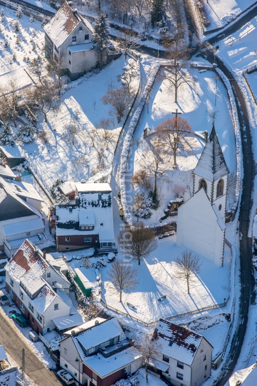 Brilon von oben - Winterluftbild Ruine des Kirchengebäude der Kirchturm- Reste am Kirchberg im Ortsteil Messinghausen in Brilon im Bundesland Nordrhein-Westfalen