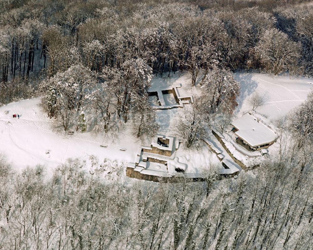 Göppingen aus der Vogelperspektive: Winterluftbild Ruine und Mauerreste der Burgruine Hohenstaufen in Hohenstaufen im Bundesland Baden-Württemberg, Deutschland