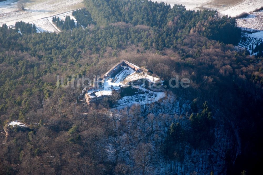 Vorderweidenthal aus der Vogelperspektive: Winterluftbild Ruine und Mauerreste der ehemaligen Burganlage Lindelbrunn in Vorderweidenthal im Bundesland Rheinland-Pfalz