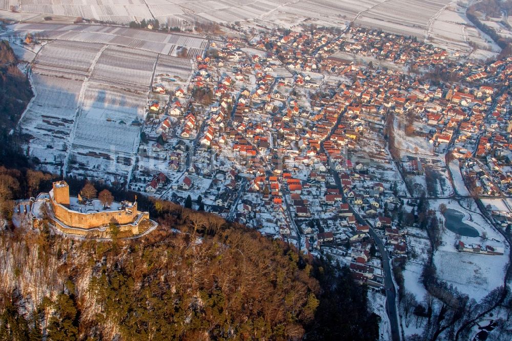 Luftaufnahme Klingenmünster - Winterluftbild Ruine und Mauerreste der ehemaligen Burganlage der Veste Burg Landeck in Klingenmünster im Bundesland Rheinland-Pfalz, Deutschland