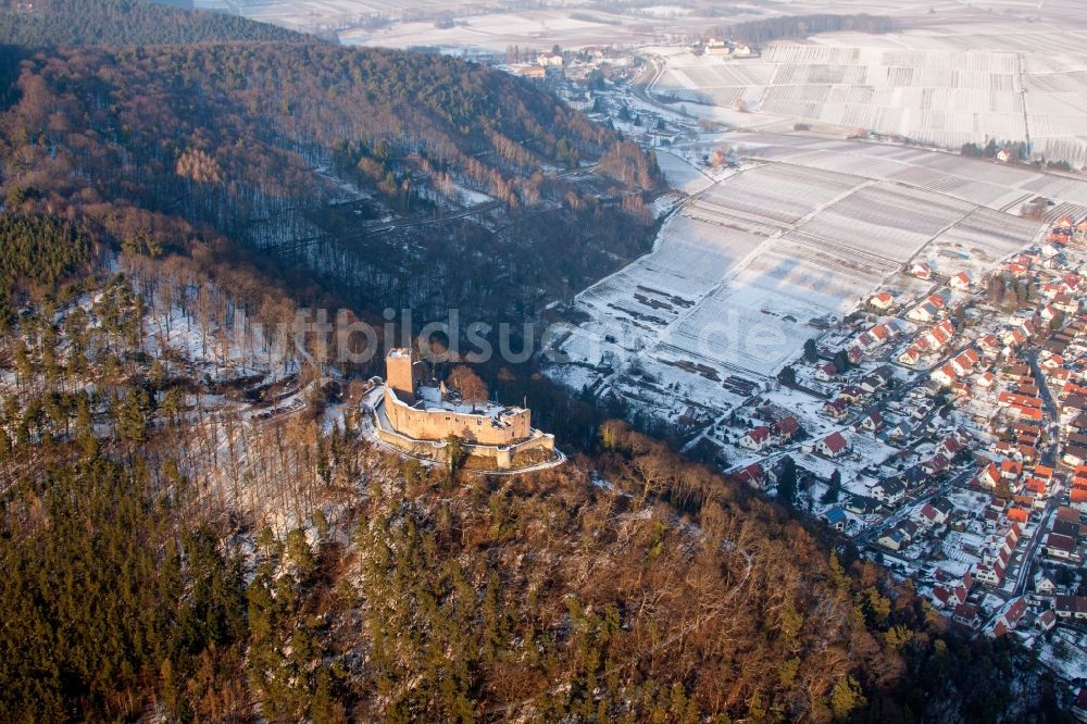 Klingenmünster von oben - Winterluftbild Ruine und Mauerreste der ehemaligen Burganlage der Veste Burg Landeck in Klingenmünster im Bundesland Rheinland-Pfalz, Deutschland