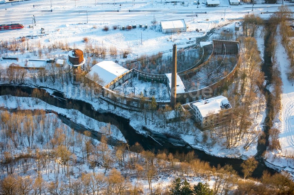 Luftaufnahme Bestwig - Winterluftbild Ruine Triebfahrzeughalle des Bahn- Betriebswerkes Ringlokschuppen Bestwig im Ortsteil Ostwig in Bestwig im Bundesland Nordrhein-Westfalen