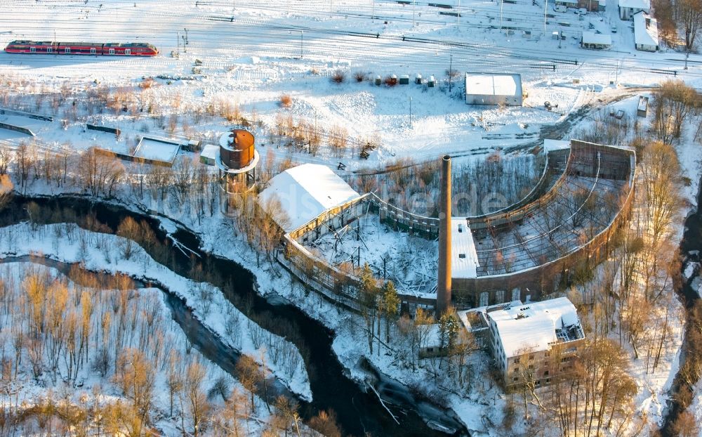 Bestwig von oben - Winterluftbild Ruine Triebfahrzeughalle des Bahn- Betriebswerkes Ringlokschuppen Bestwig im Ortsteil Ostwig in Bestwig im Bundesland Nordrhein-Westfalen