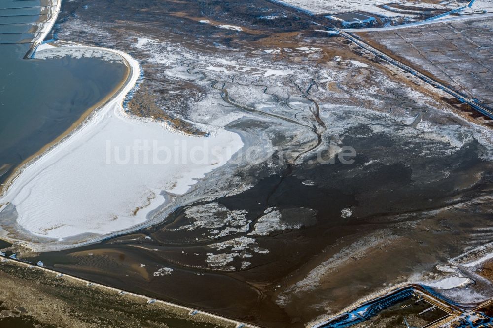 Borkum von oben - Winterluftbild Sandstrand- Landschaft der Nordsee in Borkum im Bundesland Niedersachsen, Deutschland