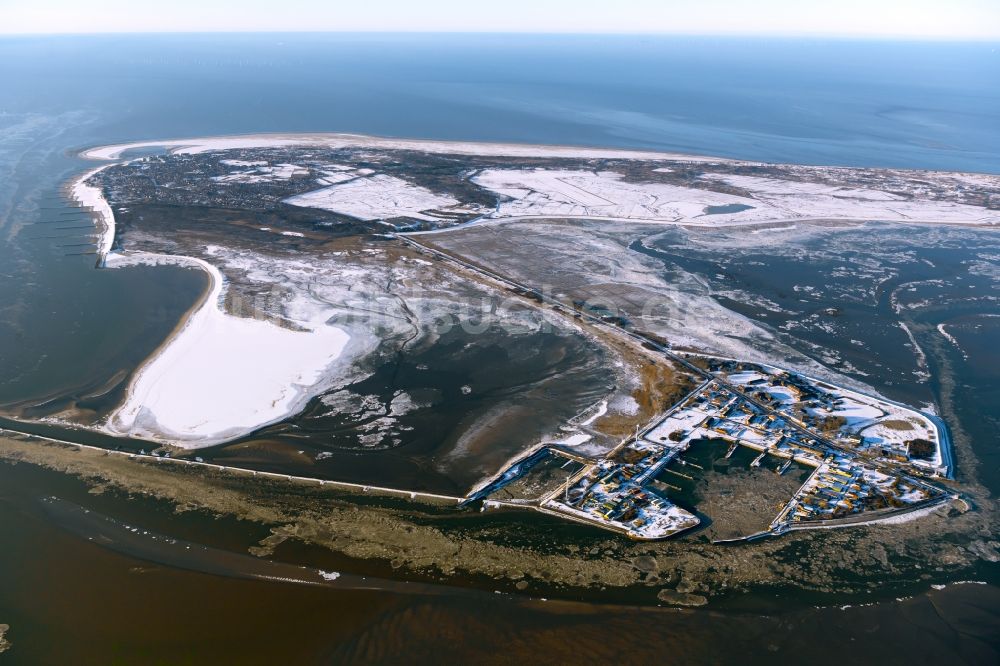 Borkum aus der Vogelperspektive: Winterluftbild Sandstrand- Landschaft der Nordsee in Borkum im Bundesland Niedersachsen, Deutschland