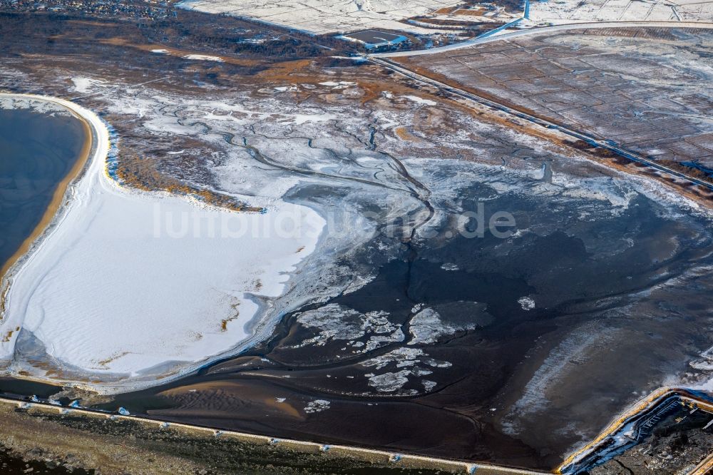 Luftbild Borkum - Winterluftbild Sandstrand- Landschaft der Nordsee in Borkum im Bundesland Niedersachsen, Deutschland