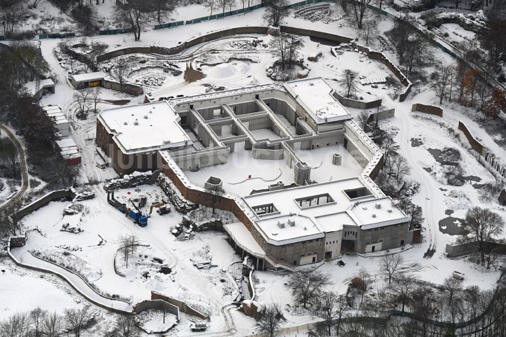 Luftaufnahme Berlin - Winterluftbild Sanierung Gebäudekomplex Dickhäuterhaus im Tierpark in Berlin, Deutschland