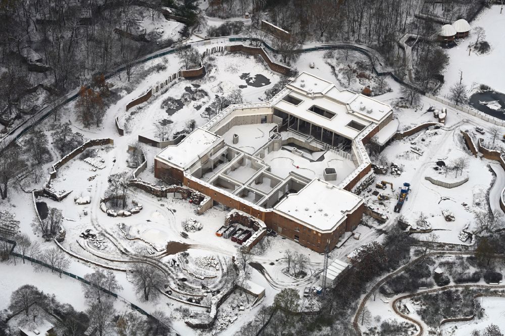 Luftbild Berlin - Winterluftbild Sanierung Gebäudekomplex Dickhäuterhaus im Tierpark in Berlin, Deutschland