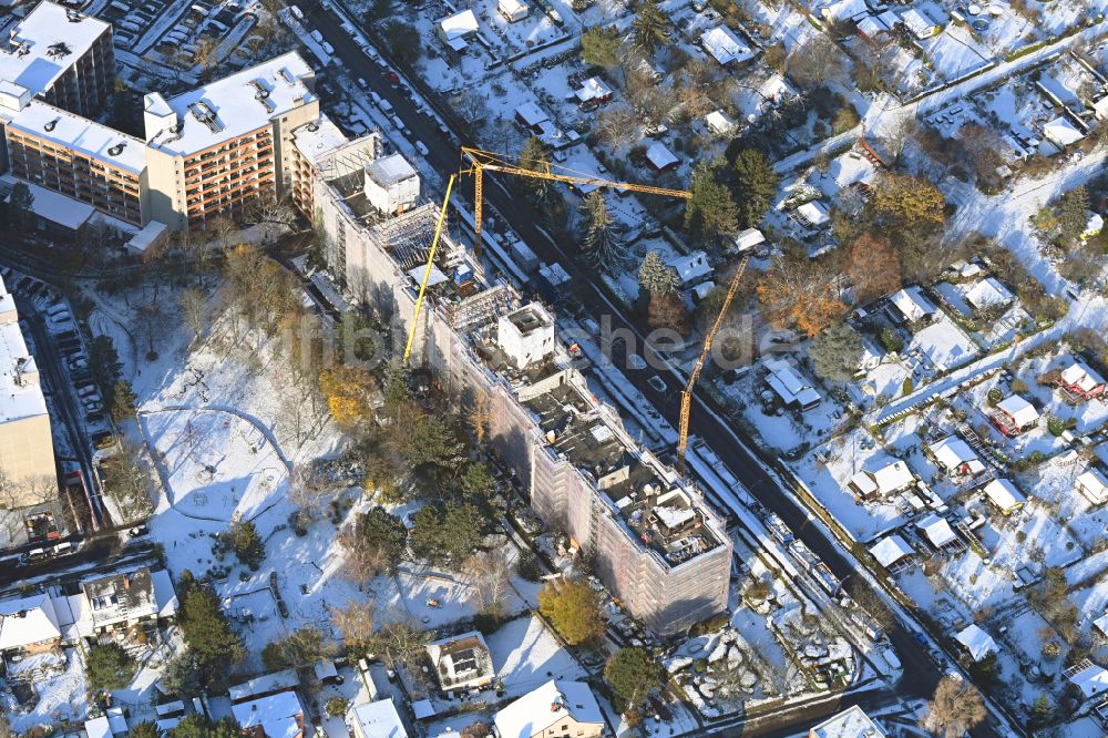 Luftbild Berlin - Winterluftbild Sanierung Hochhaus- Gebäude im Wohngebiet im Ortsteil Buckow in Berlin, Deutschland