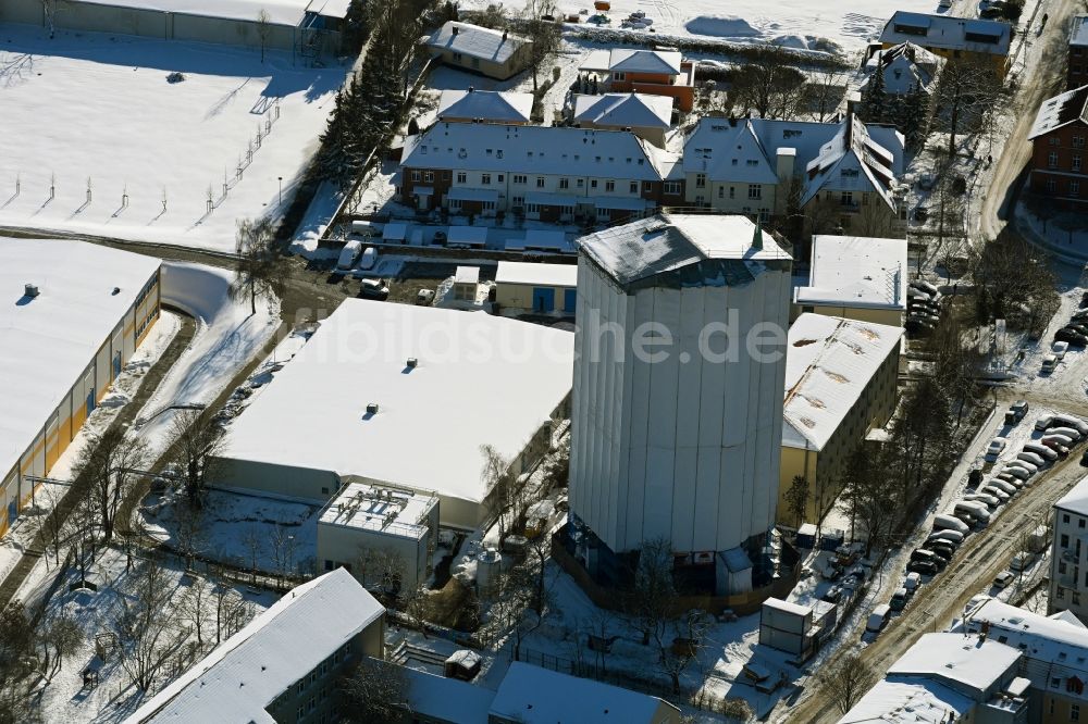 Luftaufnahme Rostock - Winterluftbild Sanierungs- und Restaurationsarbeiten am Geschichts- Denkmal des Wasserturm an der Blücherstraße in Rostock im Bundesland Mecklenburg-Vorpommern, Deutschland