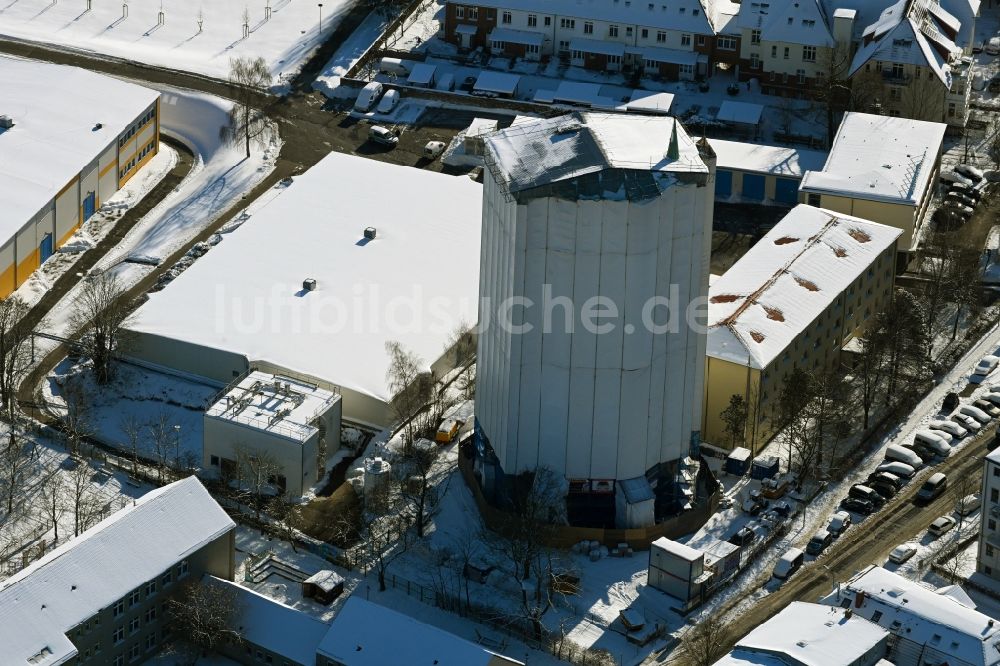 Rostock aus der Vogelperspektive: Winterluftbild Sanierungs- und Restaurationsarbeiten am Geschichts- Denkmal des Wasserturm an der Blücherstraße in Rostock im Bundesland Mecklenburg-Vorpommern, Deutschland