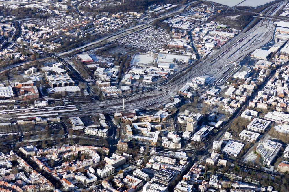 Göttingen von oben - Winterluftbild Schienen- Gleis- und Oberleitungsstrang im Streckennetz der Deutschen Bahn in Göttingen im Bundesland Niedersachsen, Deutschland