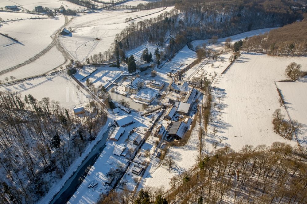 Luftbild Rüthen - Winterluftbild Schloss Körtlinghausen im Sauerland an der Glenne im Bundesland Nordrhein-Westfalen