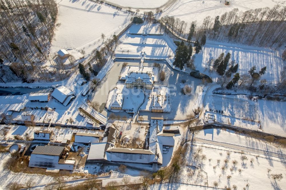 Luftaufnahme Rüthen - Winterluftbild Schloss Körtlinghausen im Sauerland an der Glenne im Bundesland Nordrhein-Westfalen