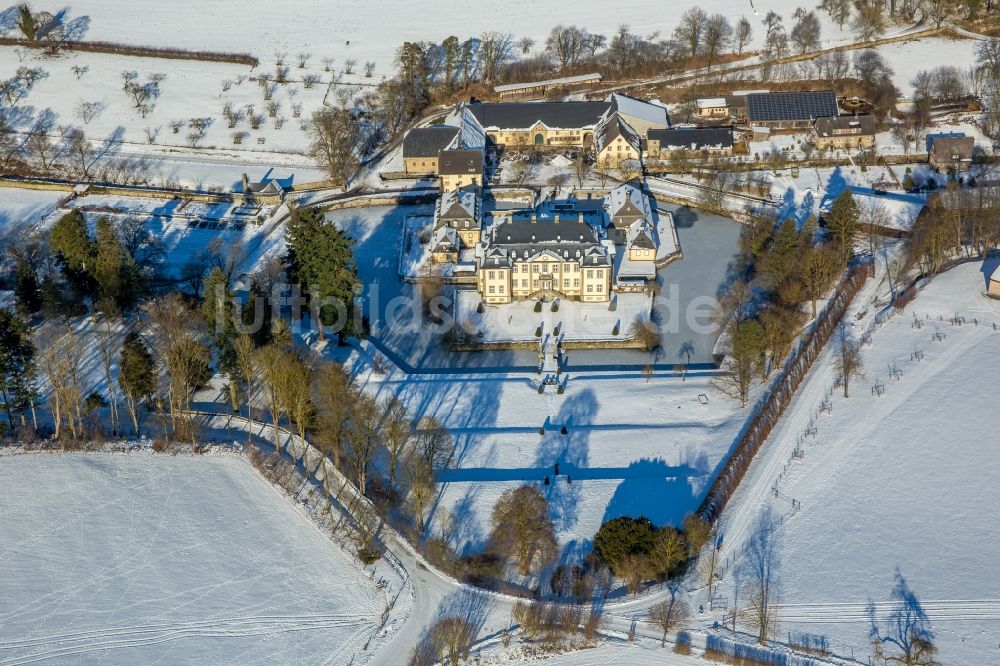 Rüthen aus der Vogelperspektive: Winterluftbild Schloss Körtlinghausen im Sauerland an der Glenne im Bundesland Nordrhein-Westfalen