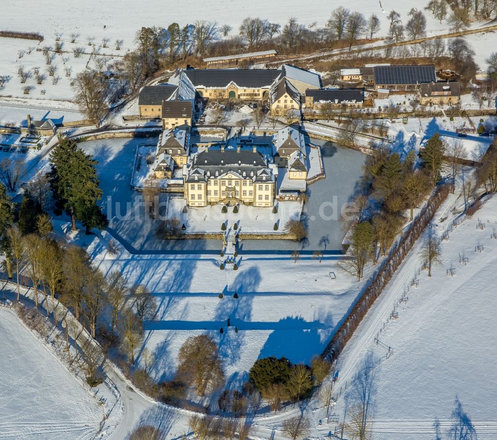 Luftbild Rüthen - Winterluftbild Schloss Körtlinghausen im Sauerland an der Glenne im Bundesland Nordrhein-Westfalen