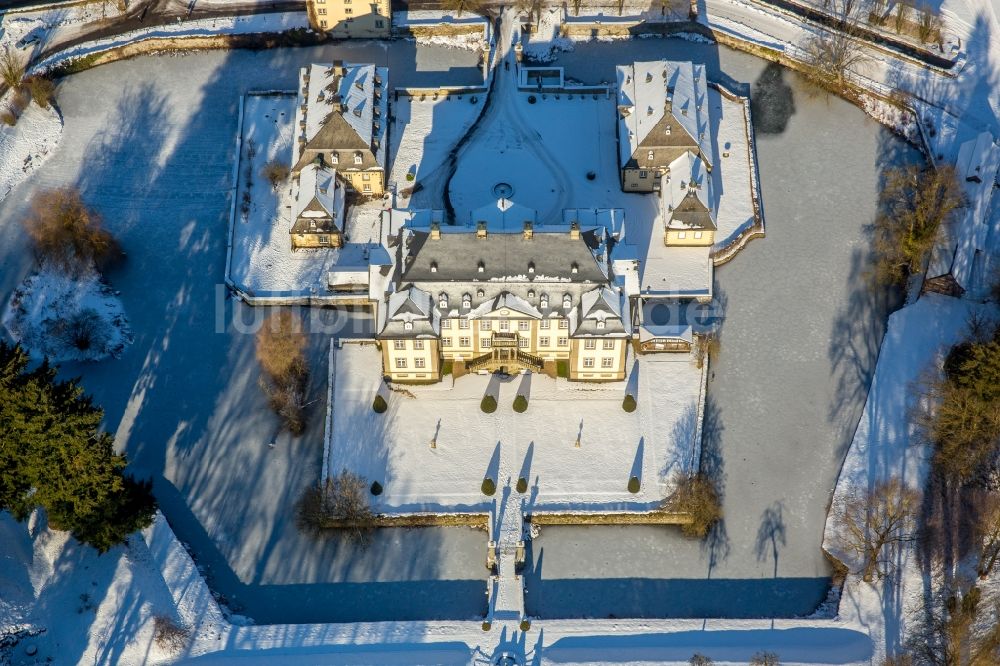 Rüthen von oben - Winterluftbild Schloss Körtlinghausen im Sauerland an der Glenne im Bundesland Nordrhein-Westfalen