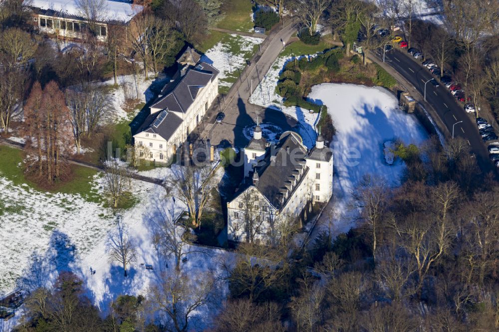 Essen aus der Vogelperspektive: Winterluftbild Schloß im Ortsteil Borbeck in Essen im Bundesland Nordrhein-Westfalen, Deutschland