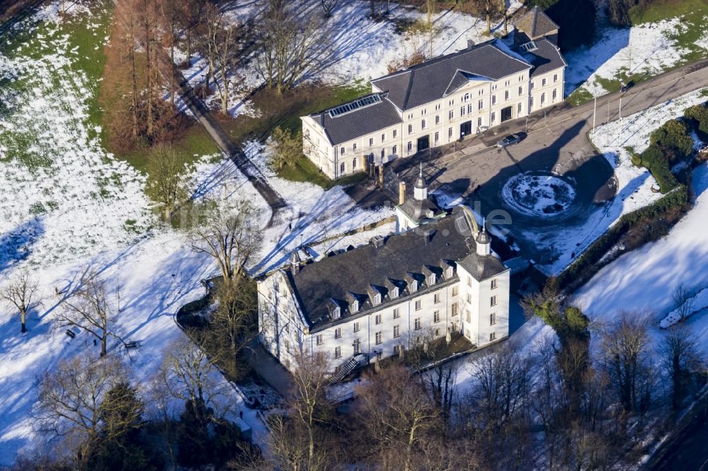 Luftbild Essen - Winterluftbild Schloß im Ortsteil Borbeck in Essen im Bundesland Nordrhein-Westfalen, Deutschland