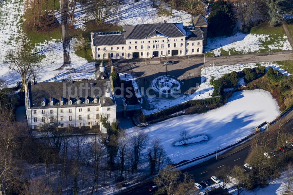 Luftaufnahme Essen - Winterluftbild Schloß im Ortsteil Borbeck in Essen im Bundesland Nordrhein-Westfalen, Deutschland