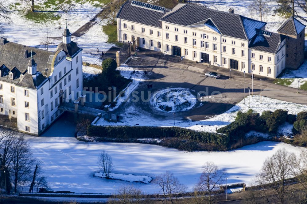 Essen von oben - Winterluftbild Schloß im Ortsteil Borbeck in Essen im Bundesland Nordrhein-Westfalen, Deutschland