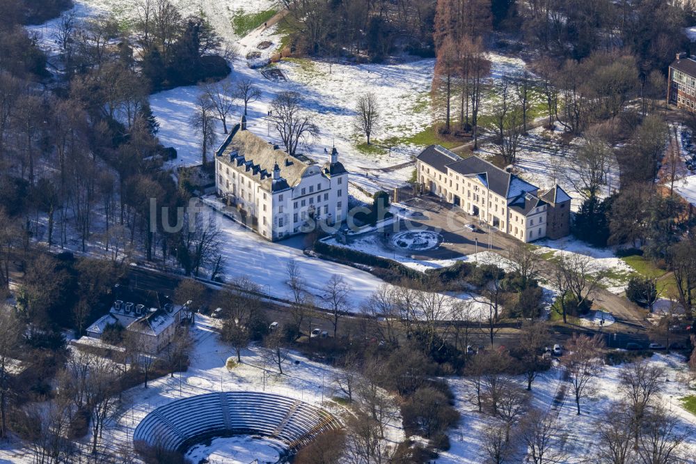 Essen aus der Vogelperspektive: Winterluftbild Schloß im Ortsteil Borbeck in Essen im Bundesland Nordrhein-Westfalen, Deutschland