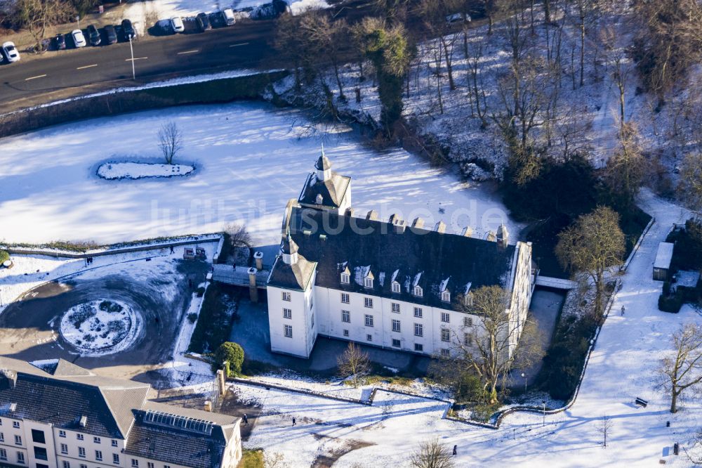 Luftbild Essen - Winterluftbild Schloß im Ortsteil Borbeck in Essen im Bundesland Nordrhein-Westfalen, Deutschland