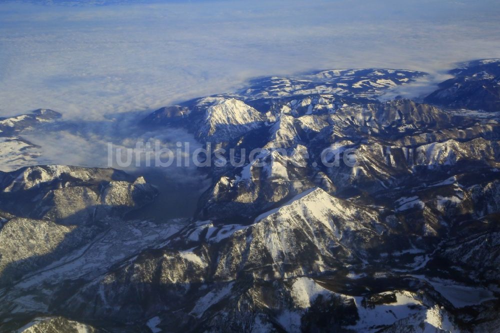 Ebensee von oben - Winterluftbild. Schneebedeckte Berglandschaft in den Österreichischen Alpen beim Ebensee in Oberösterreich, Österreich