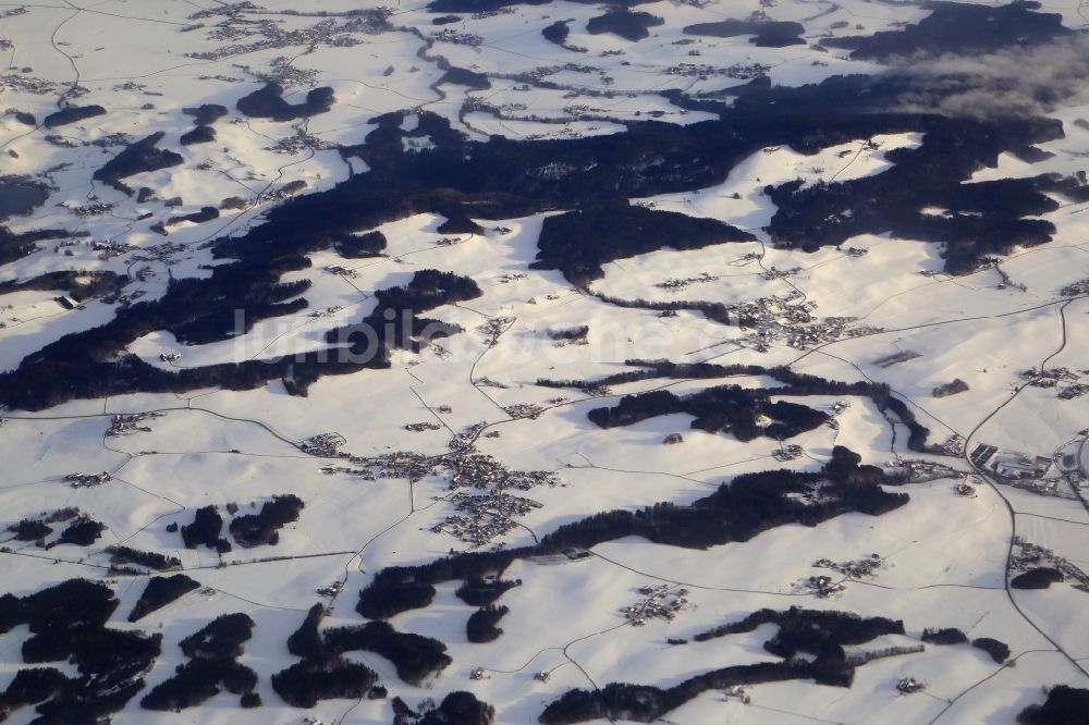 Schleedorf aus der Vogelperspektive: Winterluftbild. Schneebedeckte Landschaft bei Schleedorf und Spanswag im Bundesland Salzburg, Österreich