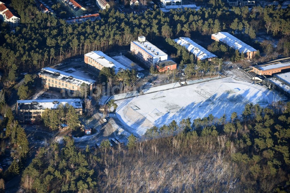 Luftaufnahme Kleinmachnow - Winterluftbild Schulgebäude der BBIS Berlin Brandenburg International School GmbH im Ortsteil Metropolregion Berlin/Brandenburg in Kleinmachnow im Bundesland Brandenburg