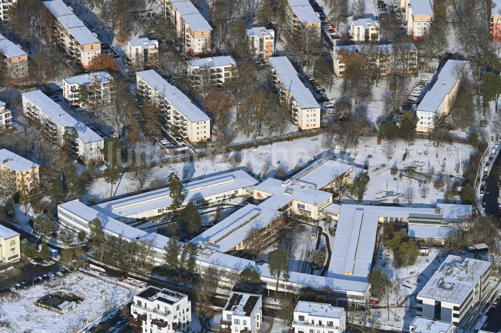 Luftaufnahme Berlin - Winterluftbild Schulgebäude Biesalski Schule im Ortsteil Dahlem in Berlin, Deutschland