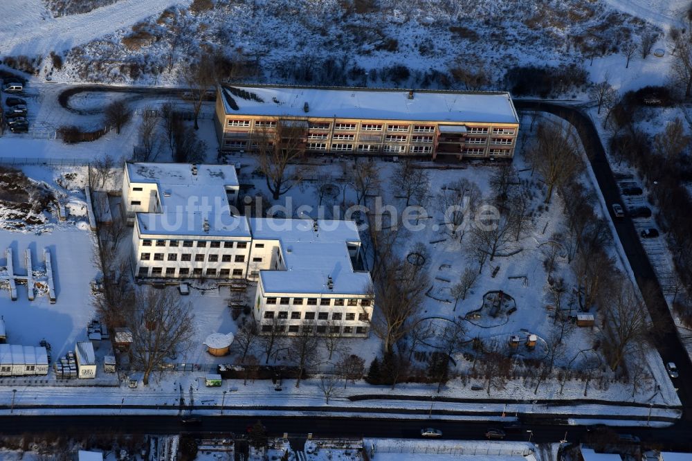 Berlin von oben - Winterluftbild Schulgebäude der Freie Schule am Elsengrund und KITA Kindergarten Elsenstraße im Ortsteil Mahlsdorf in Berlin