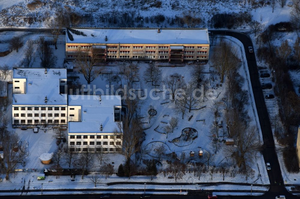 Berlin aus der Vogelperspektive: Winterluftbild Schulgebäude der Freie Schule am Elsengrund und KITA Kindergarten Elsenstraße im Ortsteil Mahlsdorf in Berlin