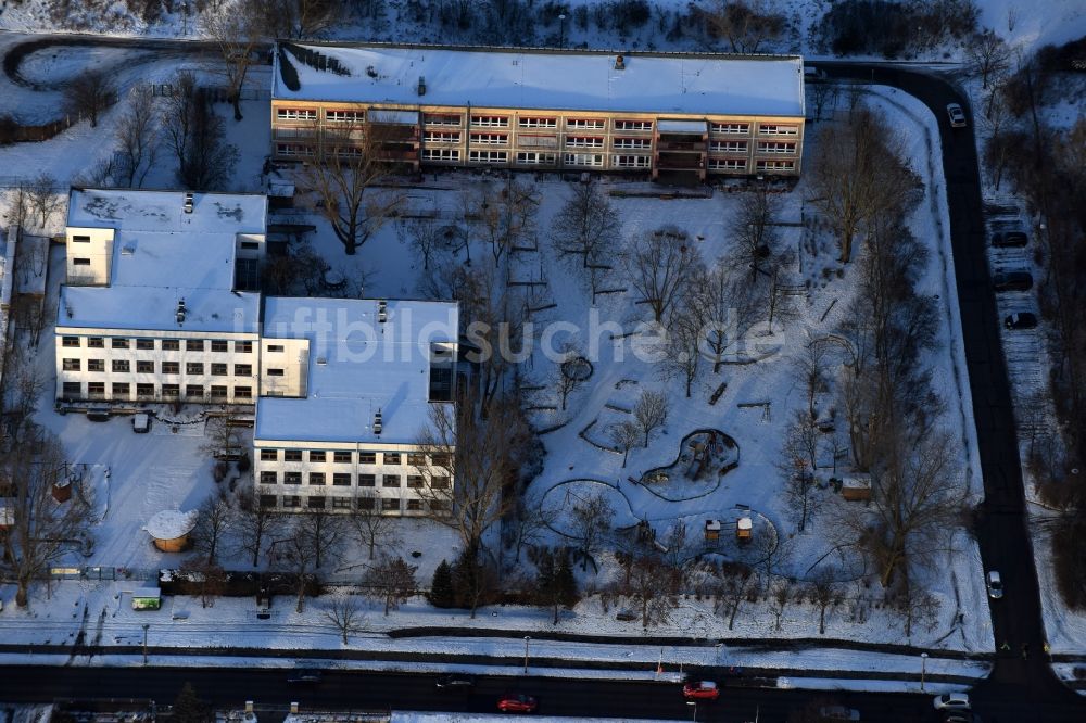 Luftbild Berlin - Winterluftbild Schulgebäude der Freie Schule am Elsengrund und KITA Kindergarten Elsenstraße im Ortsteil Mahlsdorf in Berlin